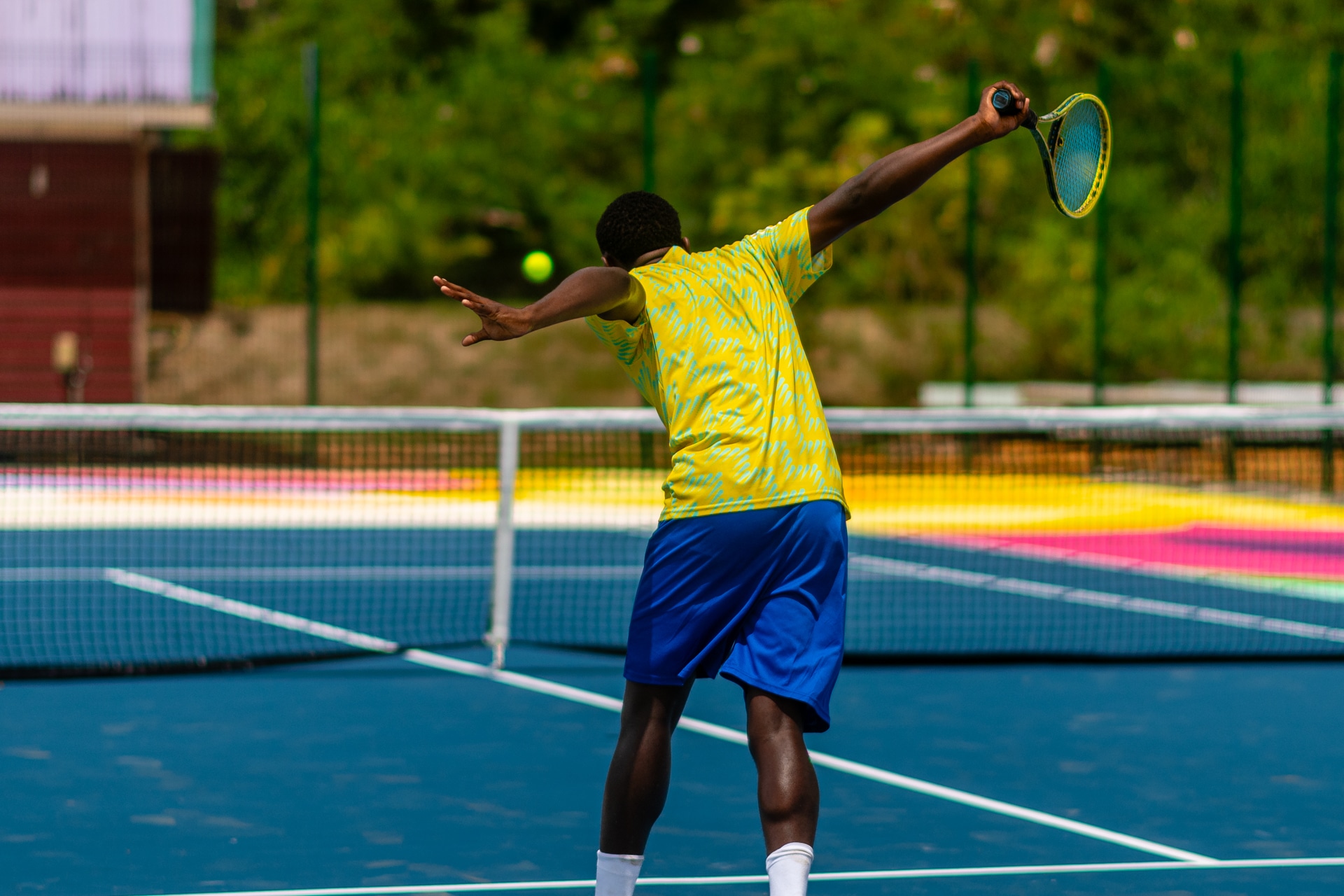 Tennis shot from behind in Commewijne