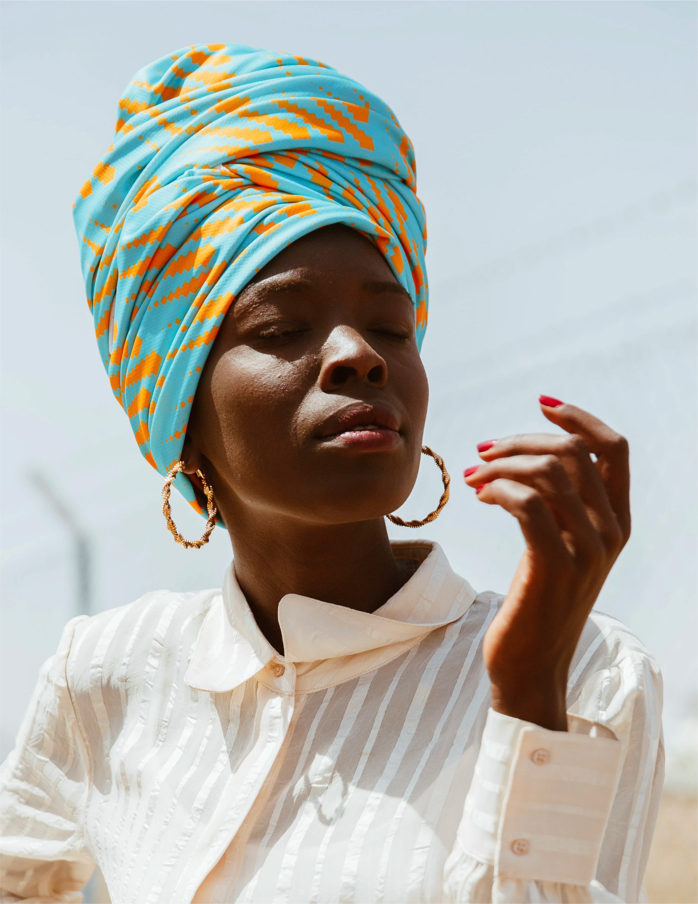 Elegant woman wearing a headscarf with the KLABU pattern