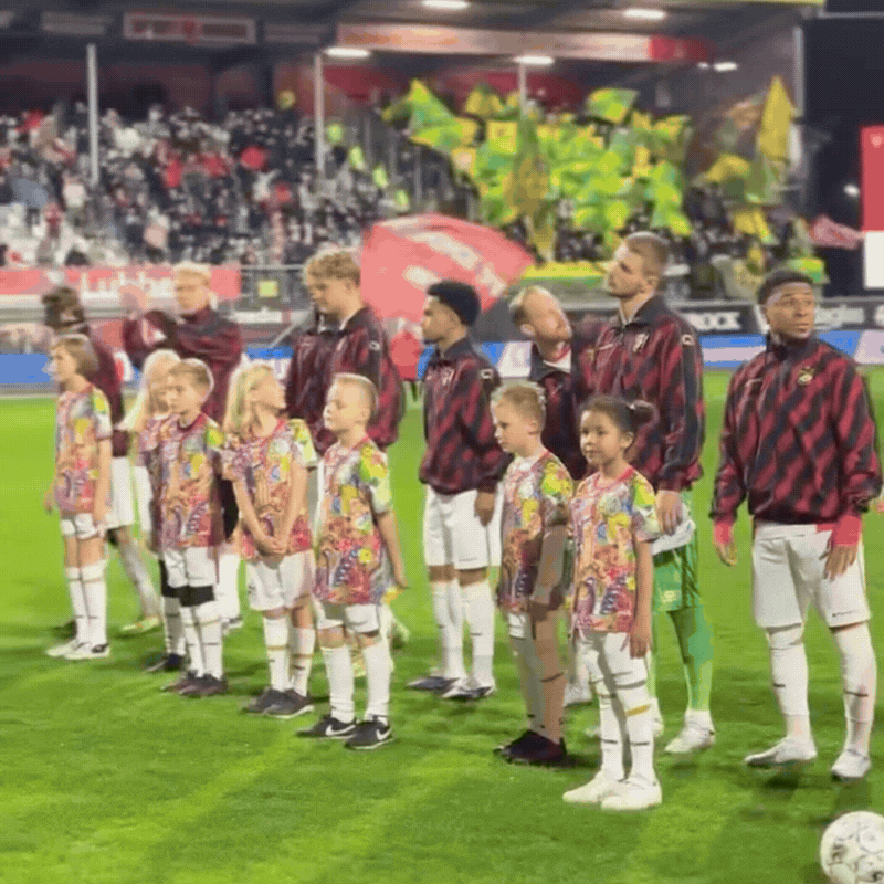 Kids wearing the Ter Apel Spirit shirt at the line-up